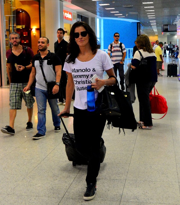Deborah Secco em aeroporto (Foto: William Oda/Agnews)