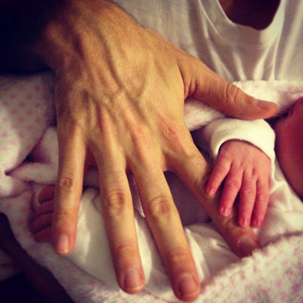 Fernando Scherer posta foto da mãozinha da filha, Brenda (Foto: Instagram / Reprodução)