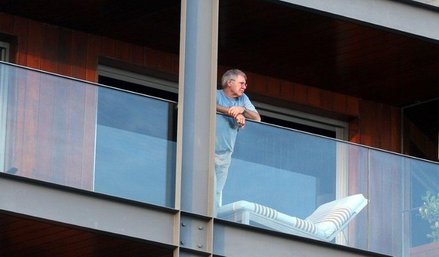 Harrison Ford com a família na varanda do hotel (Foto: André Freitas / AgNews)