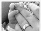 Sheila Mello posta foto segurando a mãozinha da filha