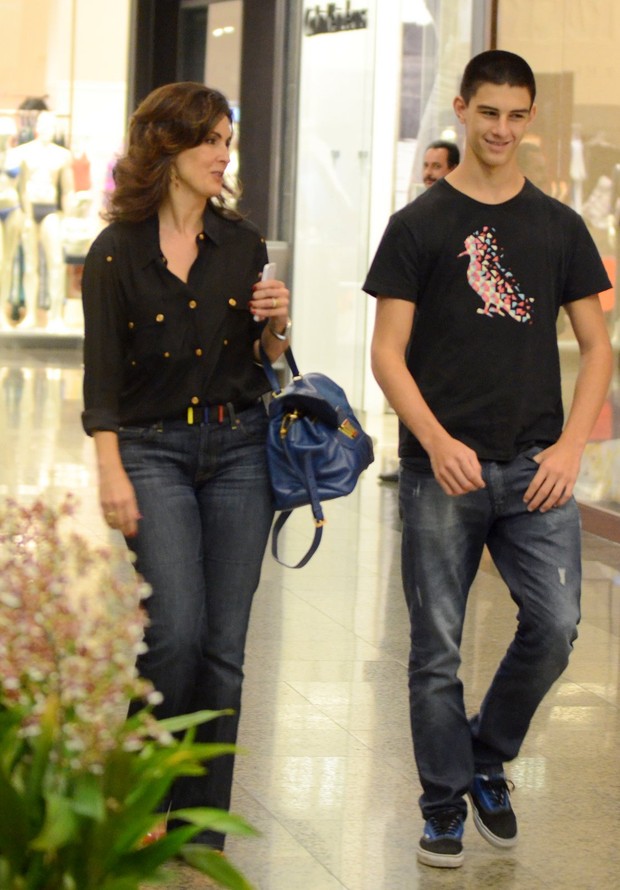 Fatima Bernardes e filho Vinicius passeando no shopping (Foto: Henrique Oliveira / Agnews)