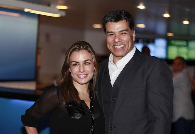Mauricio Mattar e a namorada em show no Rio (Foto: Isac Luz/EGO)