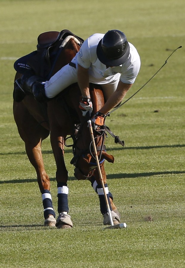 Principe Harry cai do cavalo durante partida de pólo na África do Sul (Foto: Reuters)