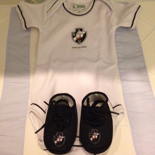 Matheus Braga, marido de Fernanda Gentil, mostra uniforme de bebê para o filho (Foto: Instagram / Reprodução)