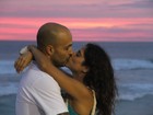 Camilla Camargo troca beijos com o namorado Leonardo Lessa
