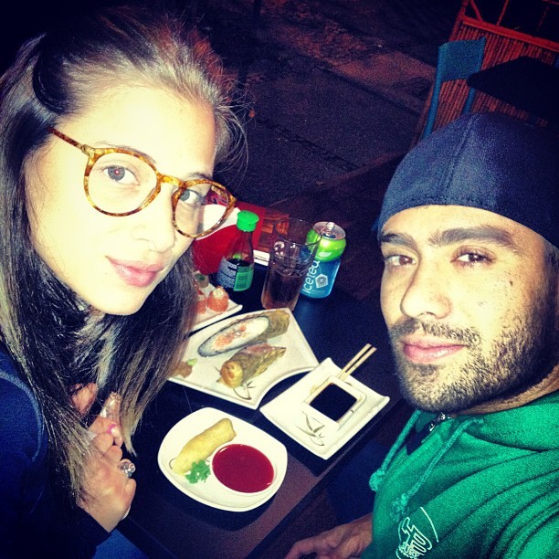 Ex-BBB Yuri e a namorada, Angela Sousa, em restaurante no Rio (Foto: Instagram/ Reprodução)