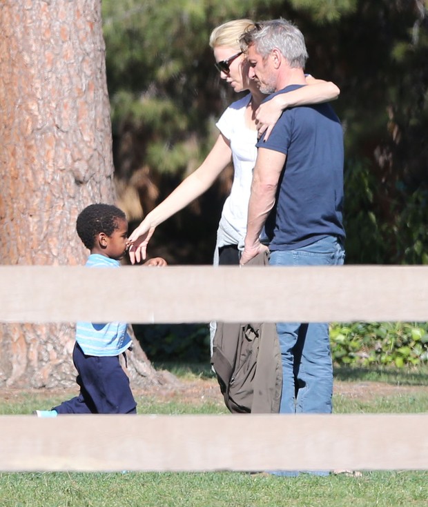 Charlize Theron e seu filho Jackson com noivo Sean Penn (Foto: Grosby Group/Agencia)