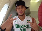 Neymar tem alta hospitalar e volta para casa: 'Cara inchada'