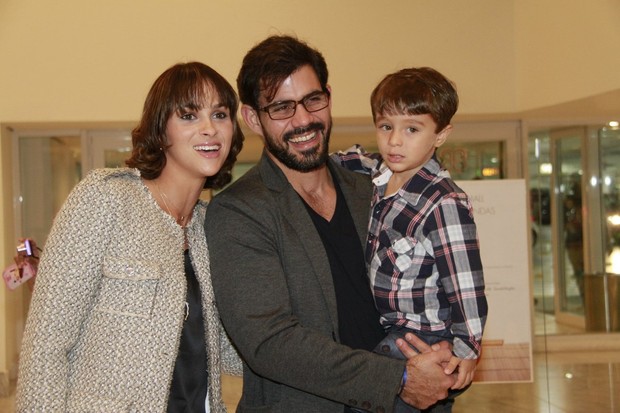 juliano Cazarré com a família em musical no Rio (Foto: Isac Luz/EGO)
