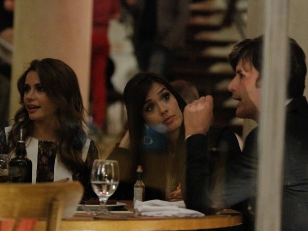 Ex-BBBs Maria Melilo e Talula com Dr. Rey em restaurante em São Paulo (Foto: Amauri Nehn/ Foto Rio News)