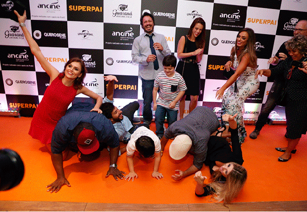 Nicole Bahls caindo na pré-estreia do filme Superpai (Foto: Felipe Assumpcao / Agnews)