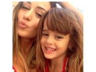 Ex-BBB Leticia manda beijinho para seguidores em foto com a filha