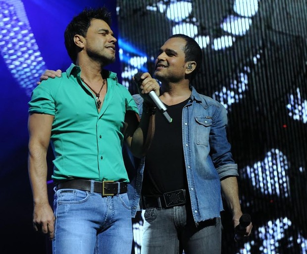 Zezé Di Camargo e Luciano no palco, em São Paulo (Foto: Cláudio Augusto/Photo Rio News)