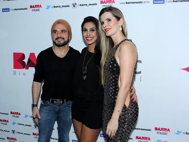 Ex-BBB Amanda com Luciano e a mulher, Flávia Camargo, em show no Rio (Foto: Alex Palarea/ Ag. News)