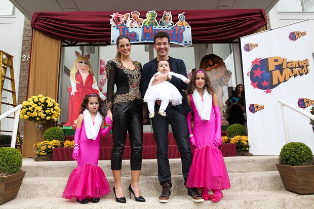 Rodrigo Faro com a família (Foto: Marcos Ribas e Manuela Scarpa / Foto Rio News)