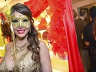 Maria Melilo entra no clima do carnaval e posa de máscara
