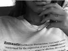Bruna Marquezine usa camiseta sugestiva: 'Romântica incorrigível'