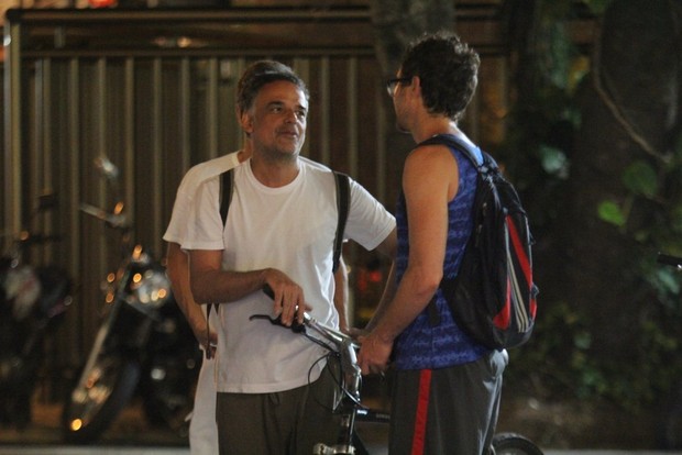 Ângelo Antônio com amigo na Zona Sul do Rio (Foto: Rodrigo dos Anjos/ Ag. News)