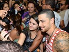 Felipe Titto causa euforia entre os fãs em feira de beleza em São Paulo