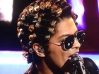 Oi?! Bruno Mars se apresenta com bobes no cabelo em programa de TV