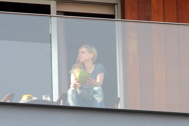 Avril Lavigne na sacada do hotel (Foto: Fábio Moreno / Foto Rio News)