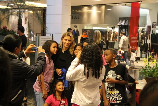 Carolina Dieckmann posa com fãs em shopping (Foto: Daniel Belmiro/Agnews)