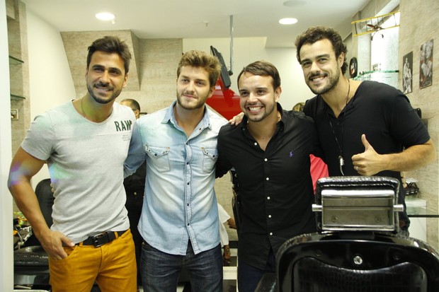 Julio Rocha, Klebber Toledo e Joaquim Lopes posam com barbeiro (Foto: Graça Paes/Foto Rio News)
