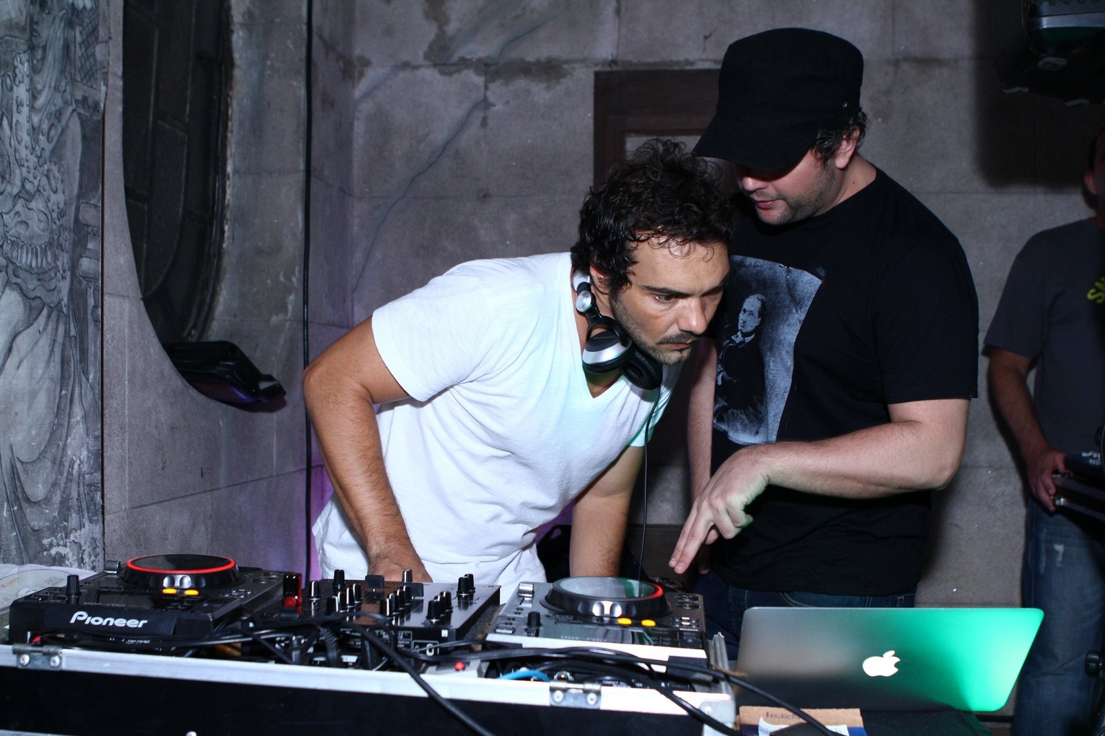 O DJ e o ator conversam (Foto: Raphael Mesquita / FOTO RIO NEWS)