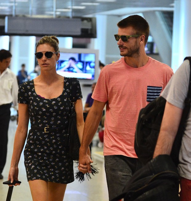 Fernanda Lima e Rodrigo Hilbert no aeroporto (Foto: William Oda / AgNews)