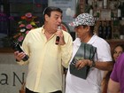 Zeca Pagodinho dá vinho de R$2,5 mil para apresentador de TV