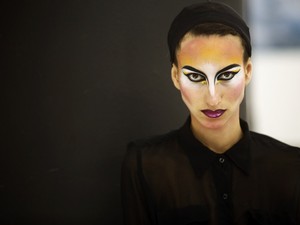 Prova de maquiagem Fause Haten (Foto: Iwi Onodera / EGO)
