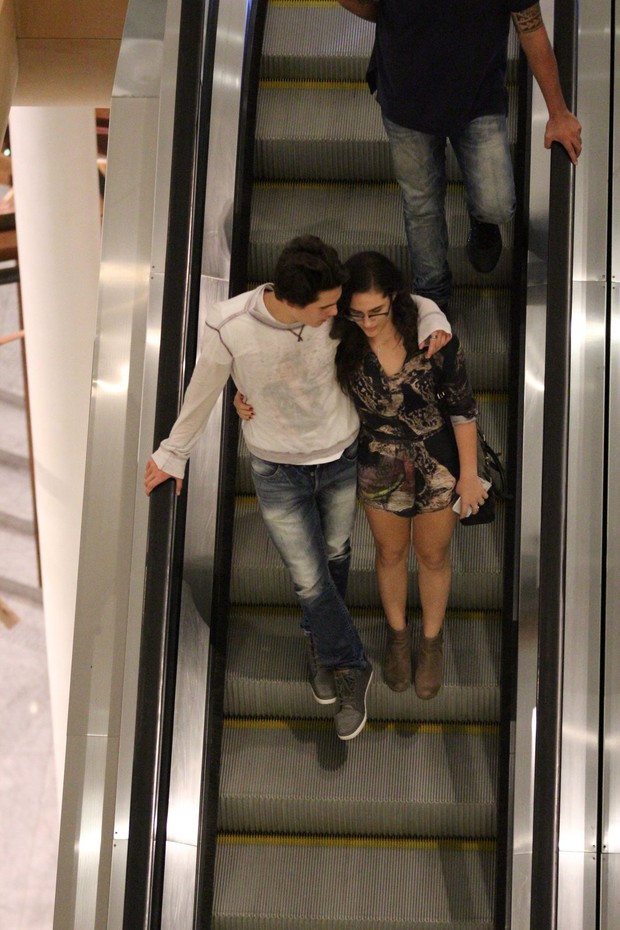 Lívian Aragão e o namorado, Nicolas Prattes, em shopping na Zona Oeste do Rio (Foto: Fabio Moreno/ Ag. News)