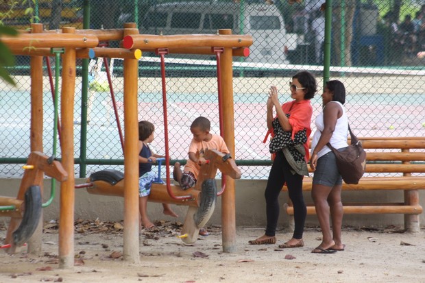 Juliana Knust com o filho brincando em parque na Lagoa Rodrigo de Freitas, RJ (Foto: JC Pereira e Gil Rodrigues/FotoRio News)