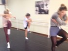 Cristiana Oliveira faz aula de balé: 'Quem dança seus males espanta'