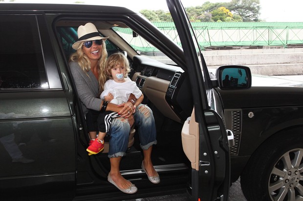 Adriane Galisteu embarca com filho (Foto: Manuela Scarpa/Foto Rio News)