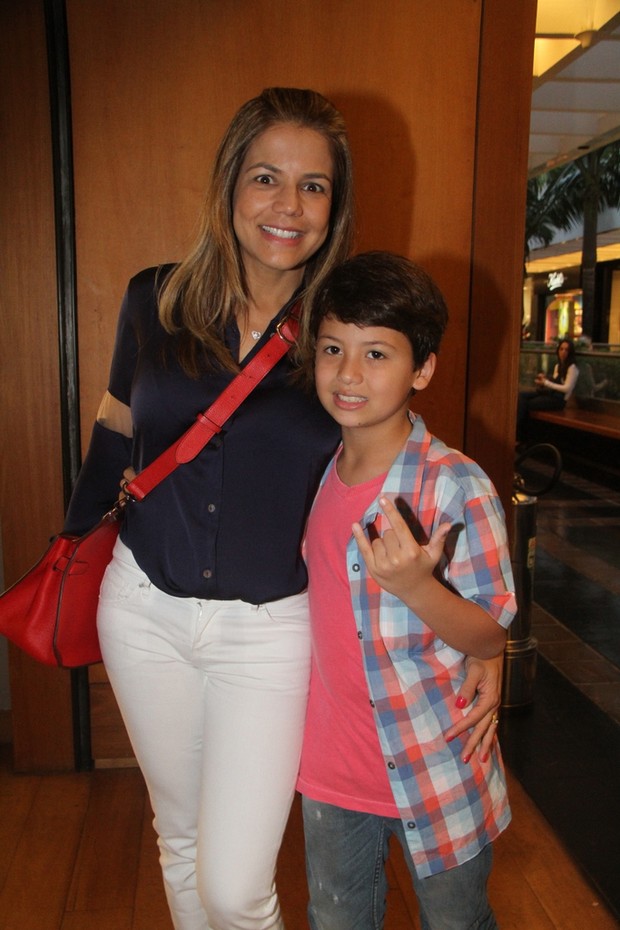 Nivea Stelmann e o filho Miguel (Foto: Daniel Delmiro/AgNews)