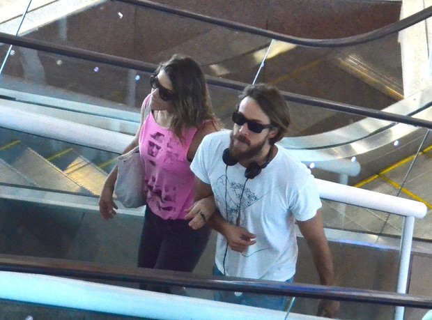 Priscila Fantin com o marido no aeroporto (Foto: William Oda / AgNews)