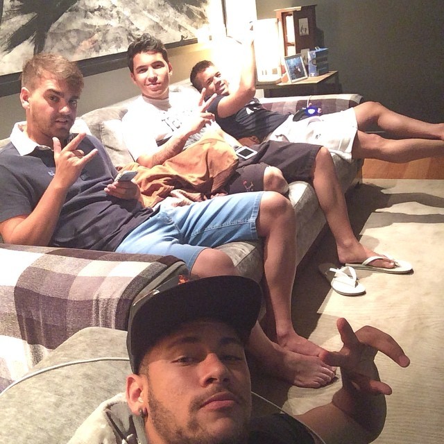 Neymar com os amigos (Foto: Instagram / Reprodução)