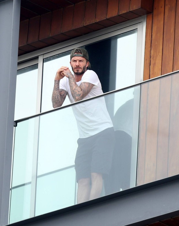 David Beckham na varanda de hotel no RJ (Foto: Gabriel Reis e André Freitas / AgNews)