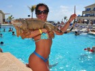 De férias em Cancún, Dani Sperle posa de biquíni com um lagarto
