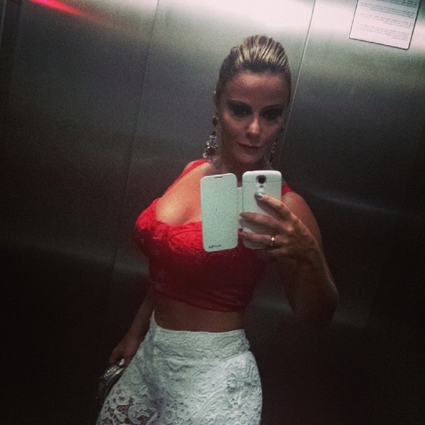 Viviane Araújo pronta para ir à quadra do Salgueiro (Foto: Reprodução / Instagram)