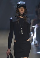 Donatella Versace escolhe modelos magérrimas para desfile em Londres