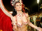 Ex-affair de Andressa Urach deixa seio à mostra durante desfile