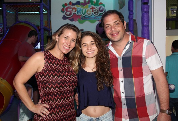 Andreia Sorvetao, a filha e Conrado na festa de aniversario do filho de Carlos Bonow (Foto: Cleomir Tavares/Divulgação)