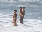 Daniele Suzuki exibe boa forma em dia de praia com o marido e o filho