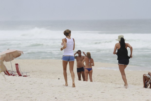 Grazi e Ana Lima correm na praia (Foto: Dilson Silva/ Ag. News)