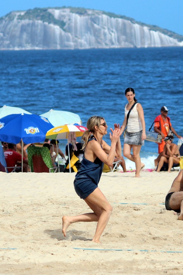 Fernanda Llima joga volei e aproveita praia no Leblon (Foto: Fabio Moreno/Photo RioNews)