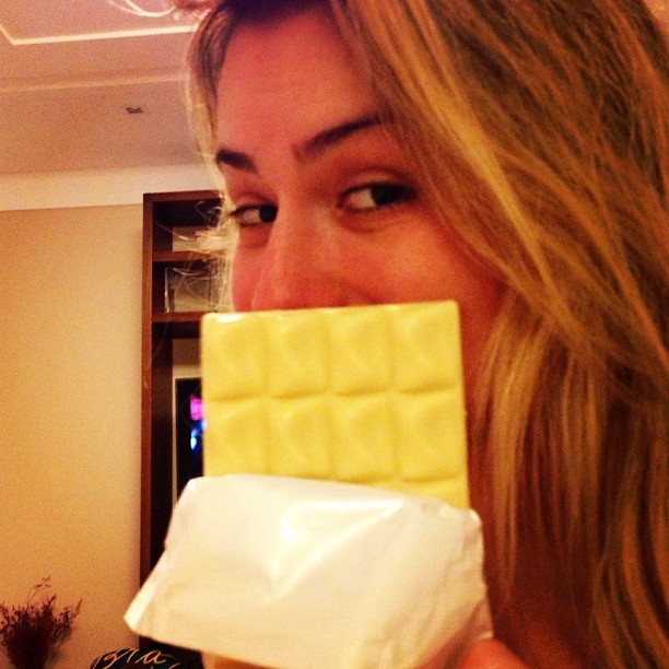 Ex-BBB Fernanda posa com chocolate (Foto: Instagram/ Reprodução)