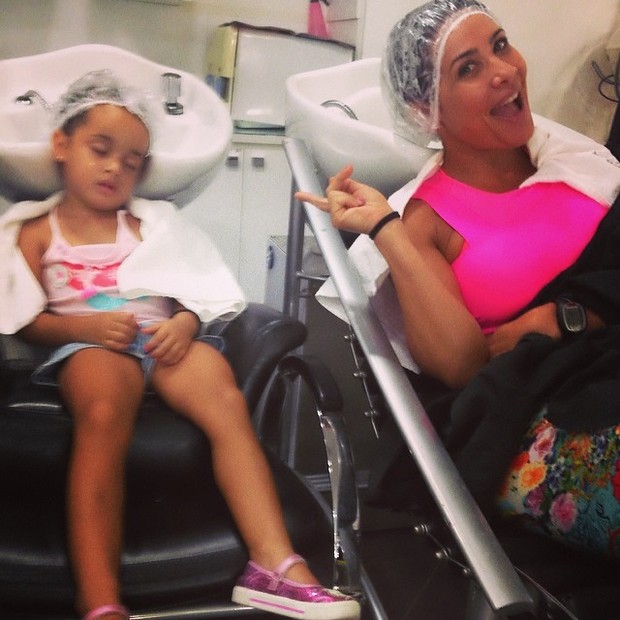 Scheila Carvalho e filha (Foto: Instagram / Reprodução)