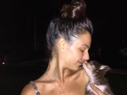 Isis Valverde faz carinho em filhote de cachorro: 'Muito amor'